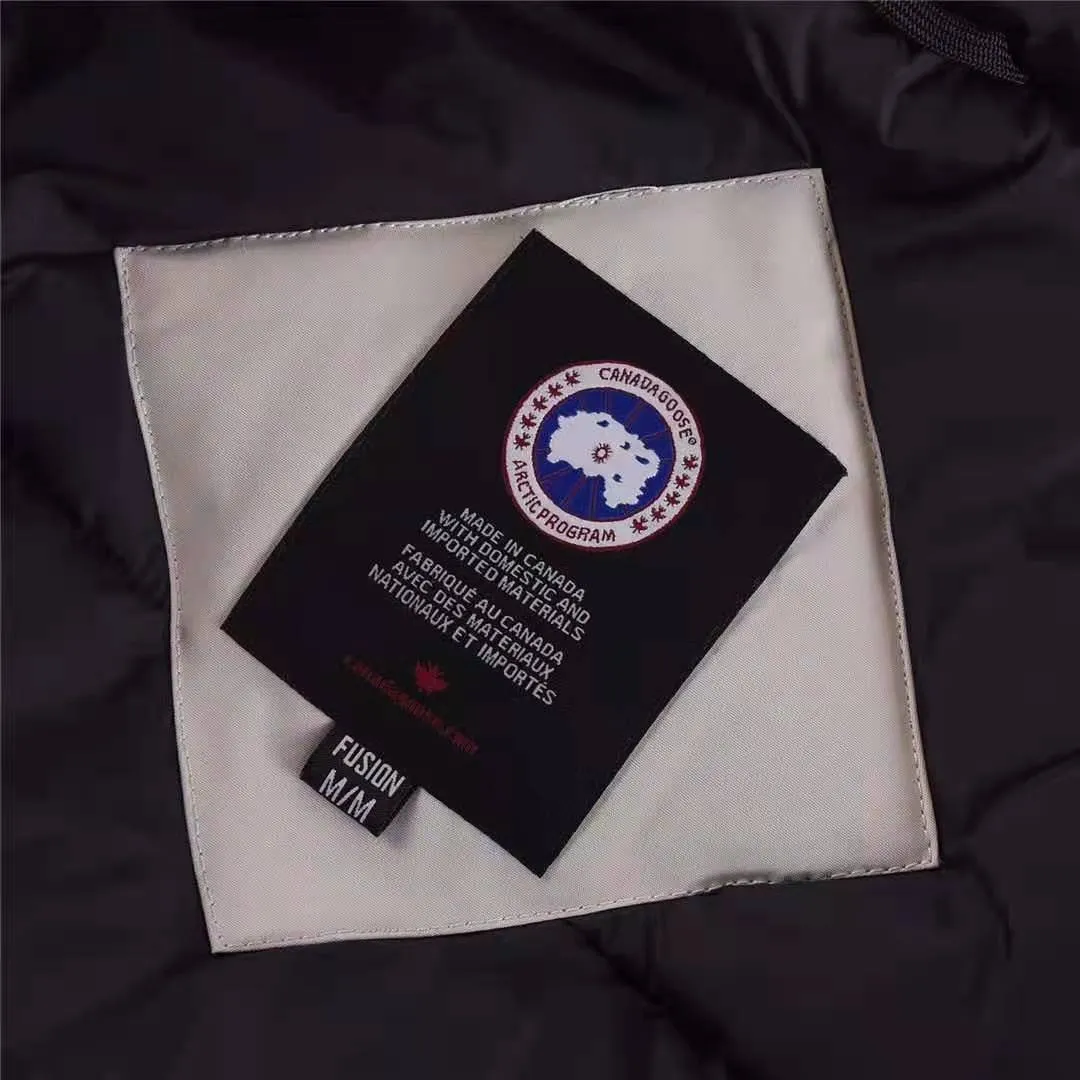 P780 with dust bag) Canada Goose Canada Goose #Chilliwack 7999M bomber jacket short down jacket ➖ Genuine synchronous anti-counterfeiting chip sensor! ➖ Imported 21-count polyester-cotton blended original fabric [last year’s 16-count/18-count hard fabrics have been completely eliminated, this year all use 21-count genuine synchronous fabrics, the soft mid-strap feels delicate and textured], genuine synchronous Feather-Light 10D waterproof coating fabric, made of 84.5 polyester fiber and 15.5 cotton, 100% the best feel in the entire network! ➖ The genuine official website is synchronized with the national standard 80 white duck down, you can check the official website customer service, there will never be a series of misleading claims such as 90 down or goose down! ➖ Using the best nylon lining with double double-layer sealing design, velvet-proof No. 7 needle + grid-filled down ready-made garments, there is 100% no so-called velvet running! ➖ The cuffs are designed with thickened seamless threads, and the collar and pockets are lined with top-quality polar fleece to keep you warm and comfortable! ➖ Yoshida YKK provides original custom-made electroplated sliders. YKK two-way lockable zippers are tight and smooth and will not peel off paint! ➖ 3M composite guarantees that the Velcro is the same as the original, durable, and all accessories and hardware are custom-made! ➖ Imported BEHRINGER embroidery machine to customize the 10,000-needle embroidery logo, 98% of which can be reproduced to restore the original logo. You can check and compare on the official website! 01 models for men and women SIZE: XS S M L XL XXL